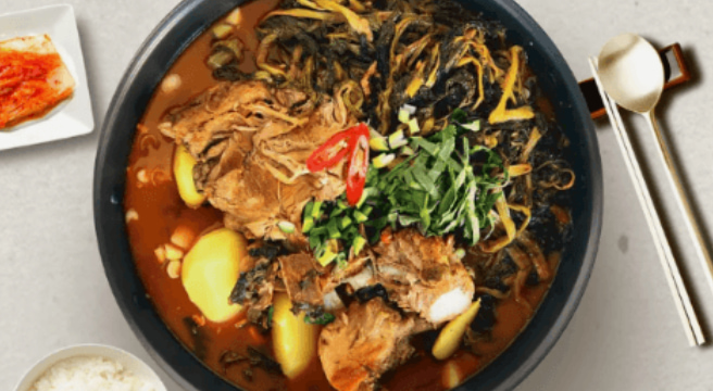 (김가네)본사배송 감자탕5kg(9-10인분)/국내산 돈등뼈/실온보관 (라면사리1개+겨자2개 증정)